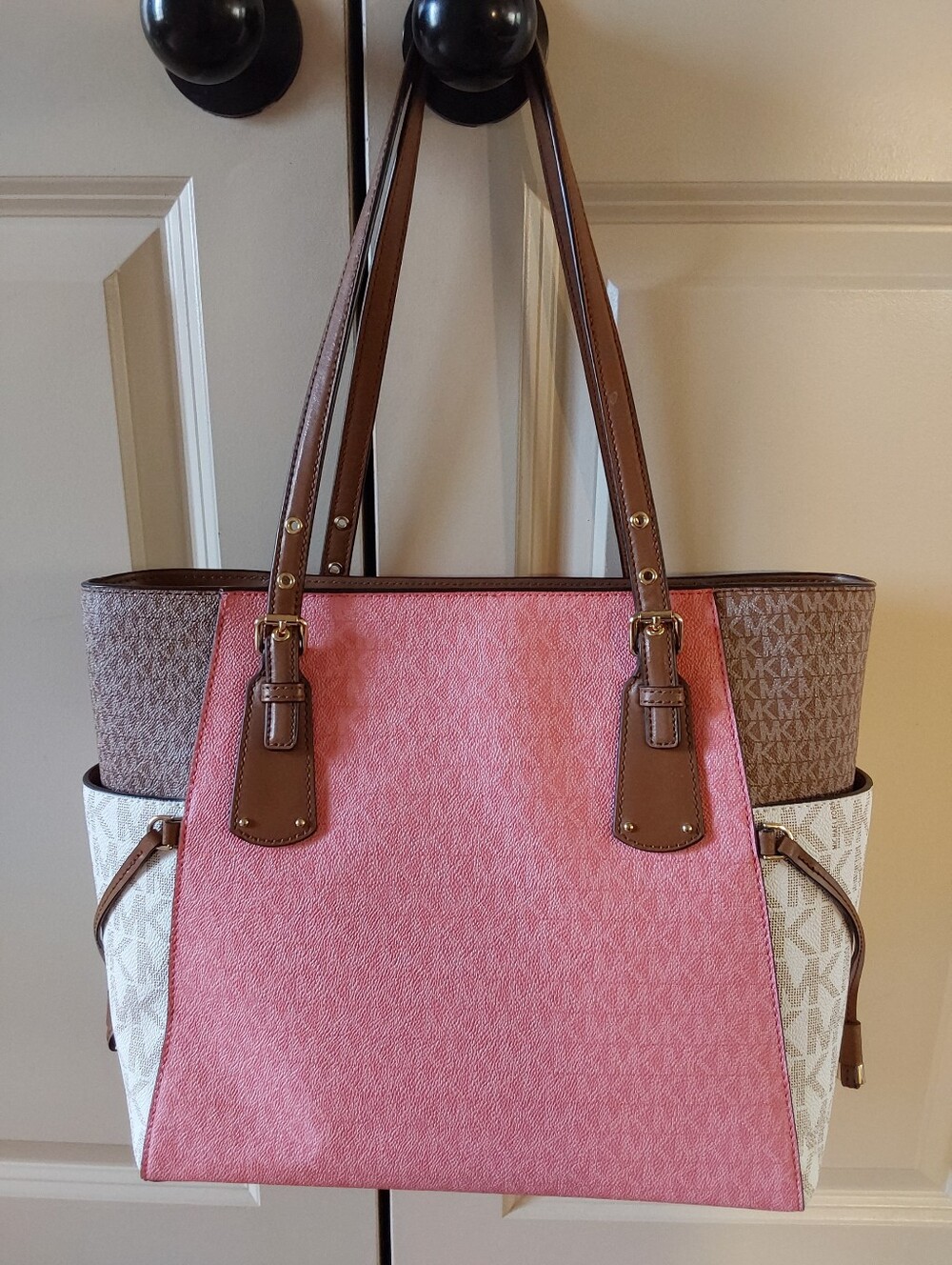 Michael Kors Large Voyager Signature Tote - Picture 2 of 3